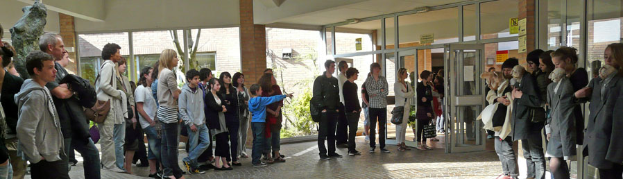 performance près de la salle d'arts plastiques