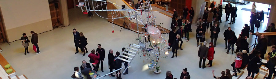 vue sur l'oeuvre de Sarah Sze dans le forum