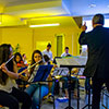 Nicolas Callens et l'orchestre du lycée.