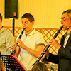 M. Callens accompagnant à la clarinette les élèves de la section Musique.